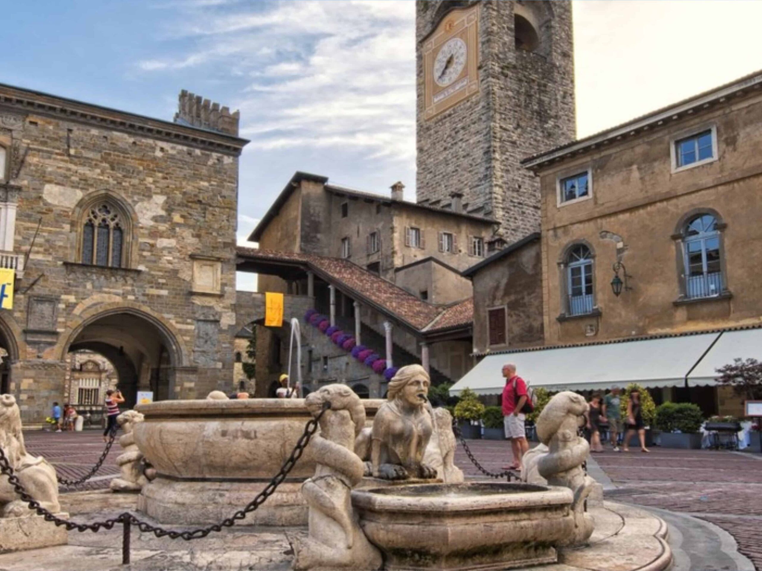 Foto di Piazza Vecchia, Città Alta, Bergamo. Focus sulla fontana centrale